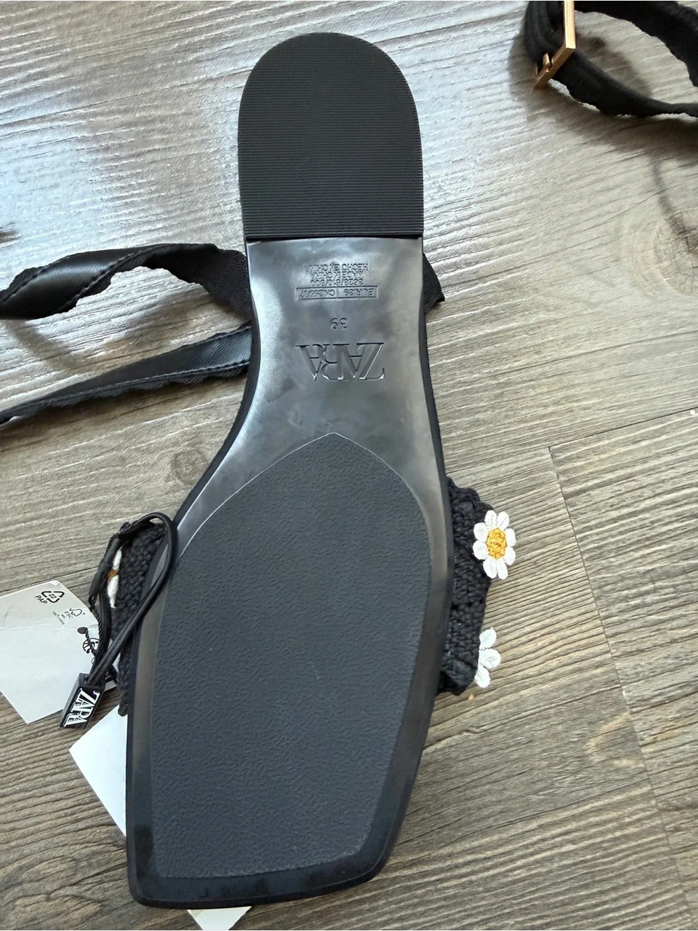 Zara Black Sandals with White & Yellow Daisy Embroidery - Picture 5 of 5